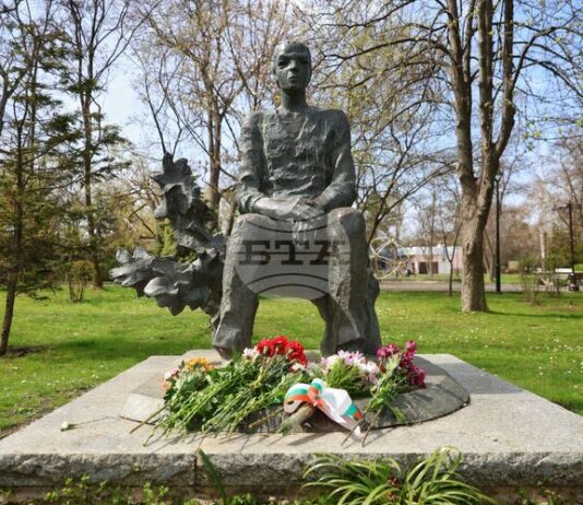 Предлагат паметникът на Христо Фотев в Бургас да бъде допълнен с фигура на неговата муза