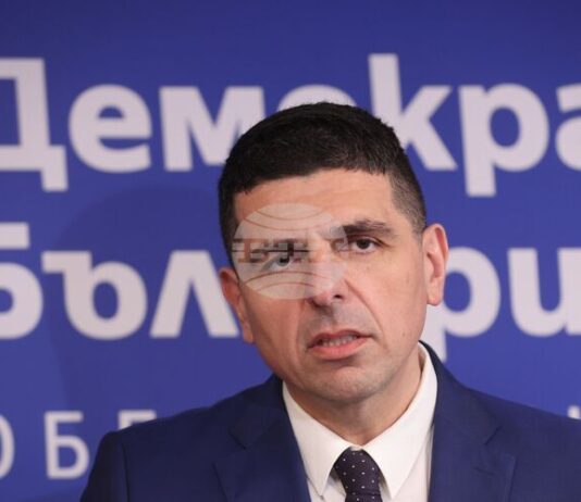 Защо не бе спасен контейнеровозът с 421 контейнера на борда, пита Ивайло Мирчев и отправя пет въпроса към управляващите