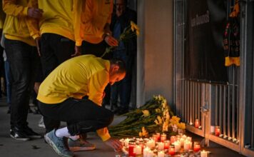 СНИМКИ: Фенове, футболисти и служители на Ботев почетоха Илиян Филипов на „Колежа“