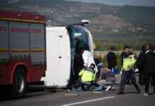 Общо 11 души са загинали, а 27 души са били ранени в катастрофа на туристически автобус и теглич за пътна помощ в Западна Турция