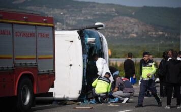 Общо 11 души са загинали, а 27 души са били ранени в катастрофа на туристически автобус и теглич за пътна помощ в Западна Турция