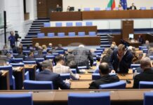 И при втория опит за регистрация в пленарната зала нямаше кворум, извънредното заседание не се проведе