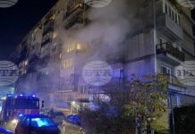 Апартамент се запали в столичния квартал „Гео Милев“, на място са два пожарни автомобила и линейка