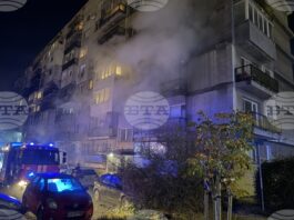 Апартамент се запали в столичния квартал „Гео Милев“, на място са два пожарни автомобила и линейка