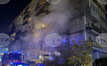 Апартамент се запали в столичния квартал „Гео Милев“, на място са два пожарни автомобила и линейка