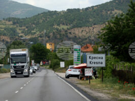 Временно движението по път I-1 Симитли – Кресна при 389-и км в района на тунел „Кривия“ е в една лента заради паднала скала