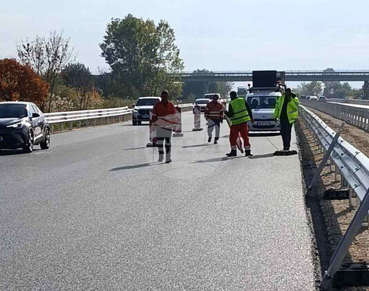 В участъка от 32 до 33 км на АМ „Тракия“ в посока София движението се осъществява в изпреварващата лента, заради продължаващ ремонт